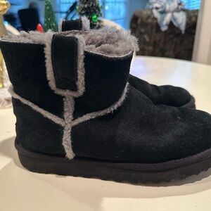 Black Short Ugg Boots Size 8